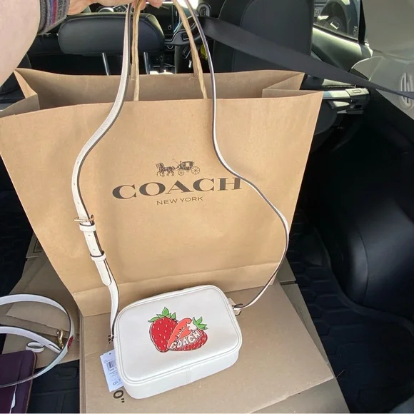 Coach bag leather with a strawberry graphic print and an adjustable strap. - Picture 4 of 5